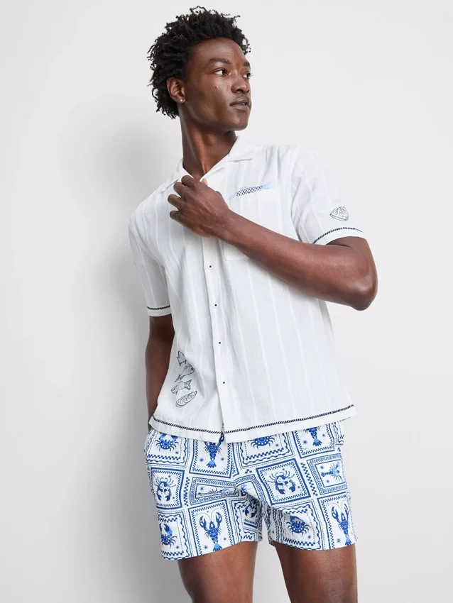 Camisas com gola reversível bordada com peixe