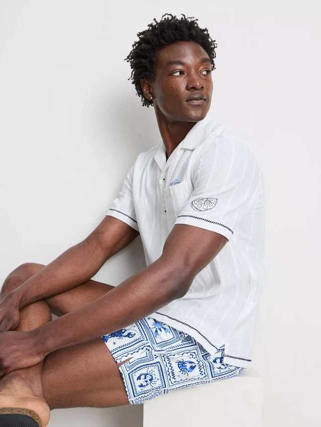 Camisas com gola reversível bordada com peixe