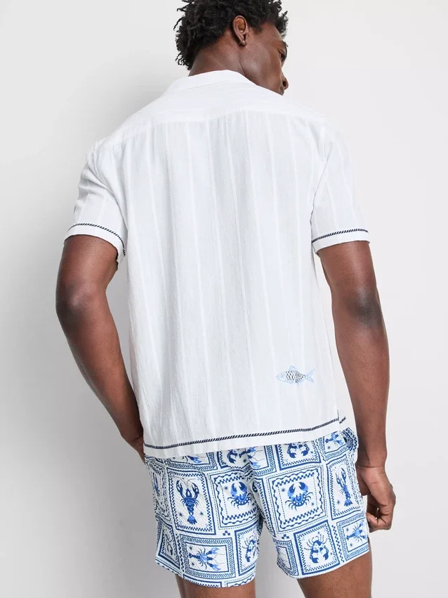 Camisas com gola reversível bordada com peixe