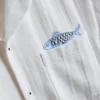 Camisas com gola reversível bordada com peixe