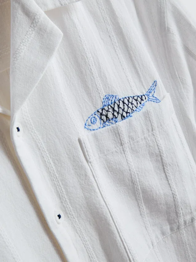 Camisas com gola reversível bordada com peixe