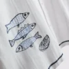 Camisas com gola reversível bordada com peixe