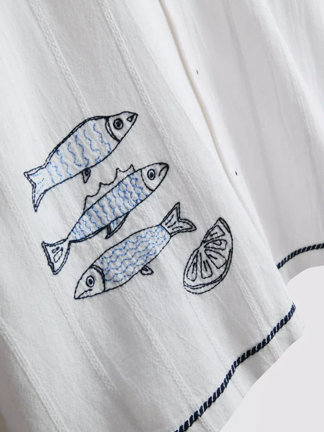 Camisas com gola reversível bordada com peixe