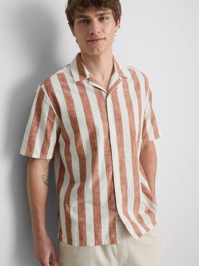 Camisas com gola reversível às riscas