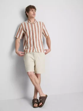 Camisas com gola reversível às riscas