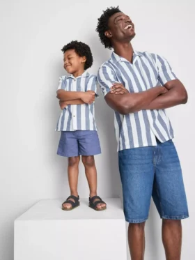 Camisas com gola reversível às riscas