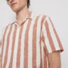 Camisas com gola reversível às riscas