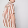 Camisas com gola reversível às riscas