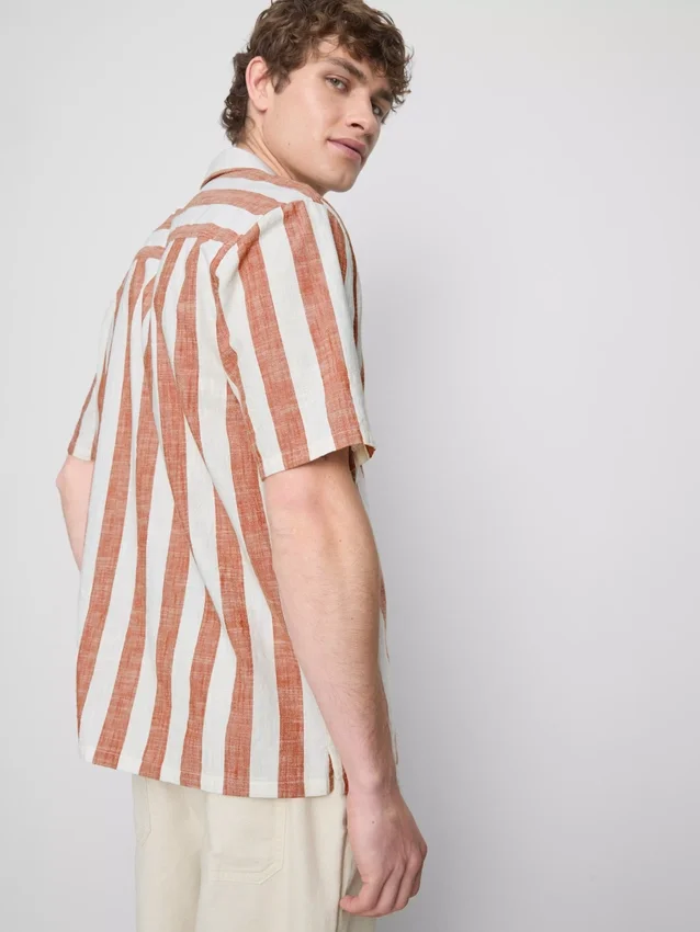 Camisas com gola reversível às riscas