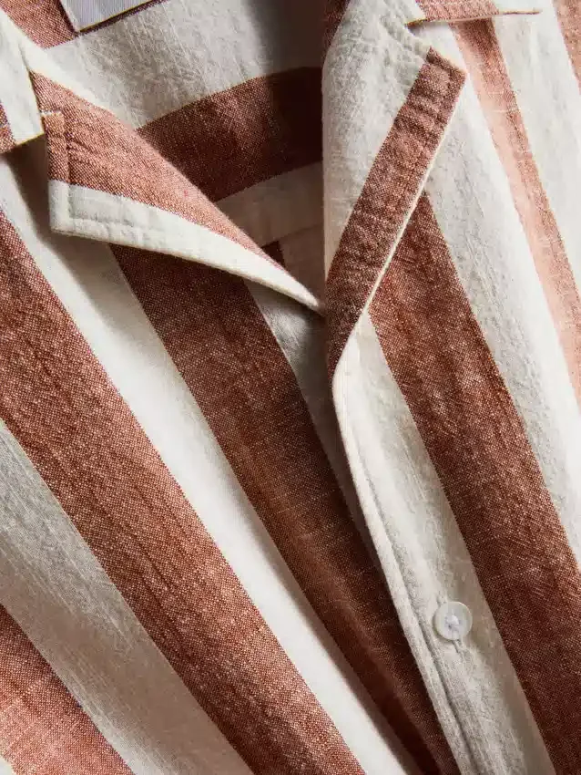 Camisas com gola reversível às riscas