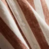 Camisas com gola reversível às riscas