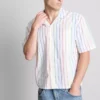 Camisas com gola revire e riscas Pride