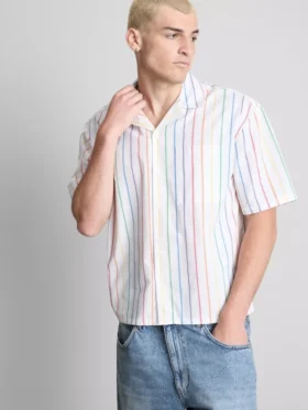 Camisas com gola revire e riscas Pride