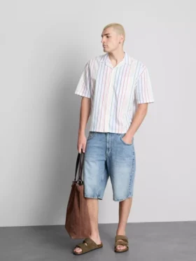 Camisas com gola revire e riscas Pride