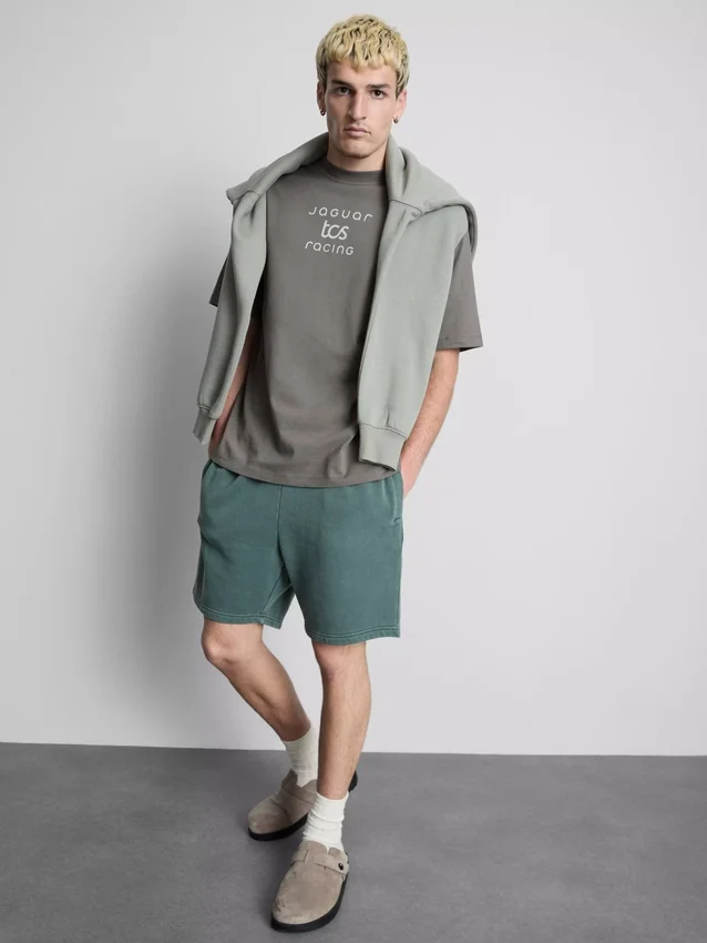 Camisas com grafismo de corridas da Jaguar TCS