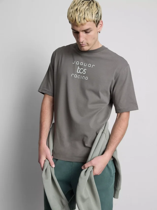 Camisas com grafismo de corridas da Jaguar TCS