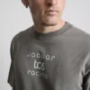 Camisas com grafismo de corridas da Jaguar TCS