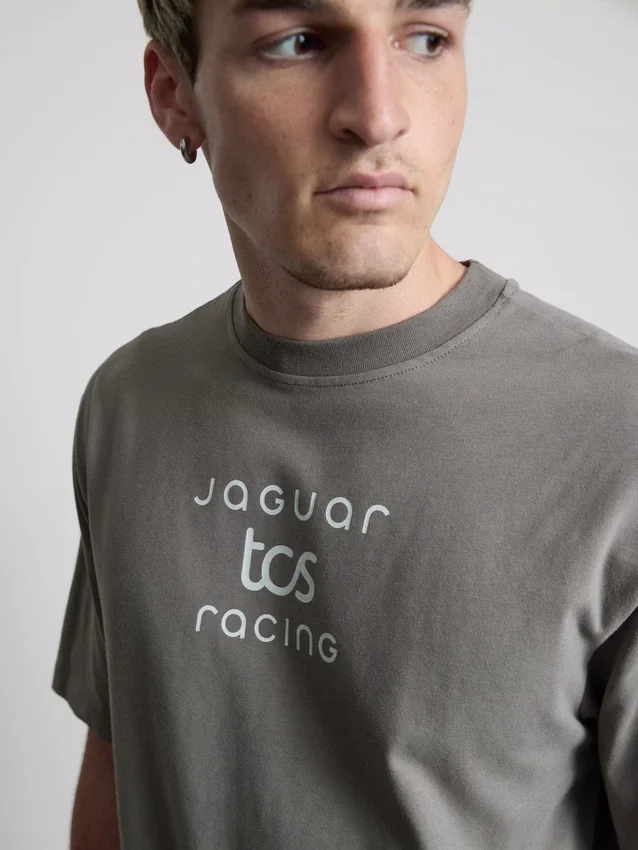 Camisas com grafismo de corridas da Jaguar TCS