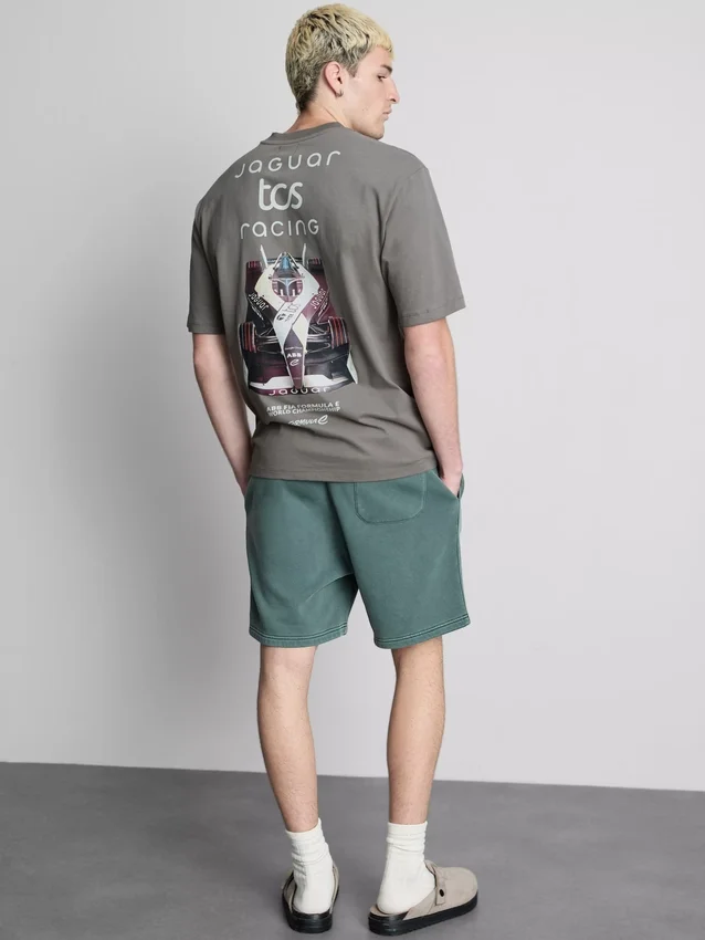 Camisas com grafismo de corridas da Jaguar TCS