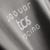 Camisas com grafismo de corridas da Jaguar TCS