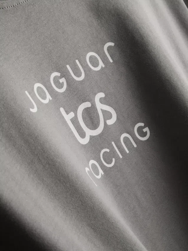 Camisas com grafismo de corridas da Jaguar TCS