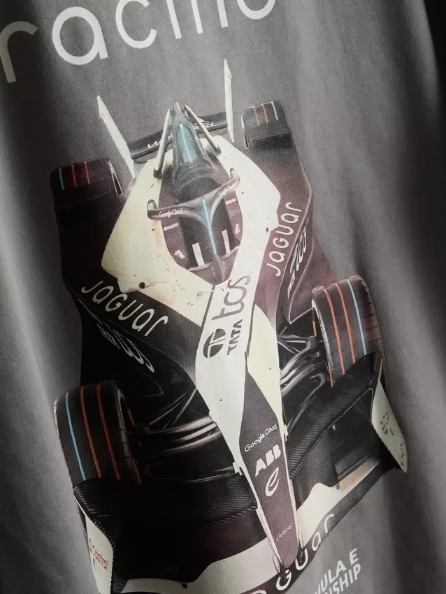 Camisas com grafismo de corridas da Jaguar TCS