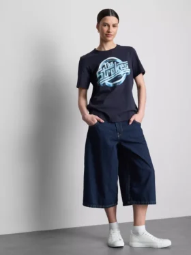 Camisas com grafismo dos The Strokes