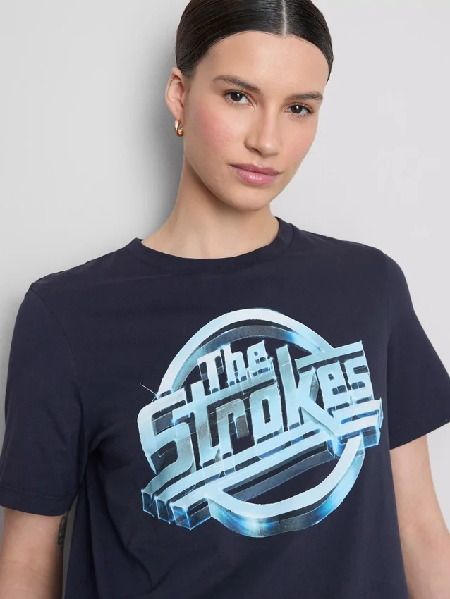 Camisas com grafismo dos The Strokes