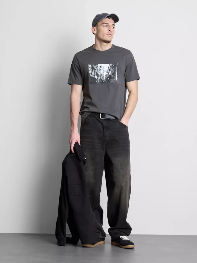 Camisas com grafismo urbano de Tóquio