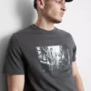 Camisas com grafismo urbano de Tóquio