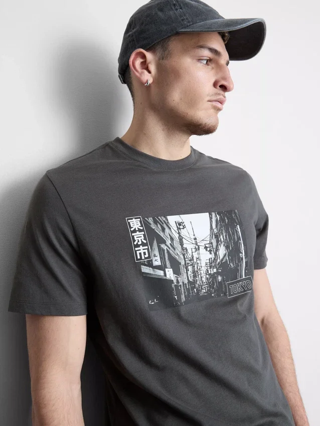 Camisas com grafismo urbano de Tóquio
