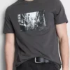 Camisas com grafismo urbano de Tóquio