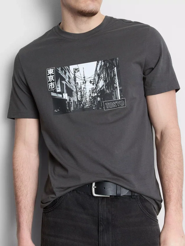 Camisas com grafismo urbano de Tóquio