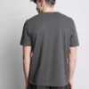 Camisas com grafismo urbano de Tóquio