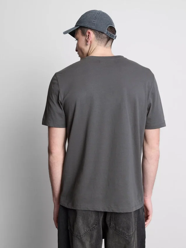 Camisas com grafismo urbano de Tóquio