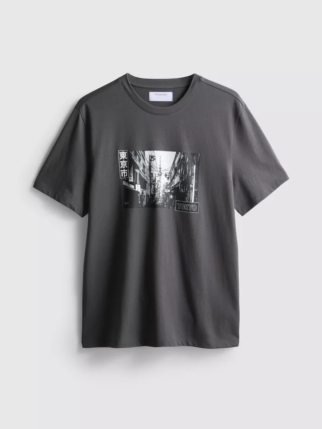 Camisas com grafismo urbano de Tóquio