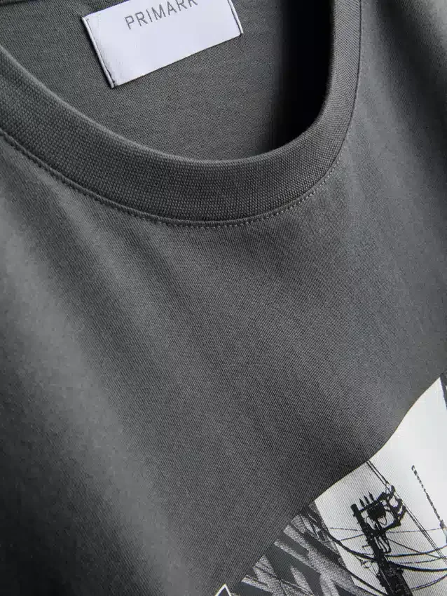 Camisas com grafismo urbano de Tóquio