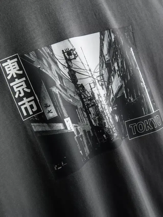 Camisas com grafismo urbano de Tóquio
