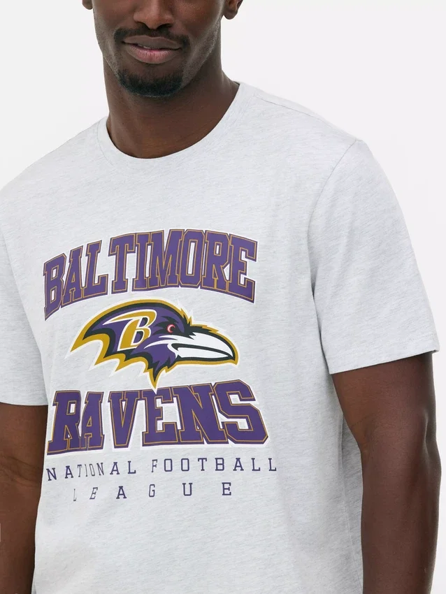Camisas com logótipo dos Baltimore Ravens da NFL
