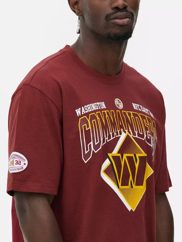 Camisas com logótipo dos Washington Commanders da NFL