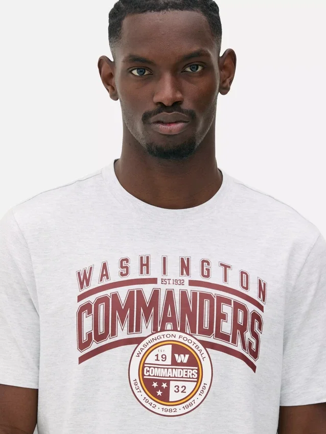 Camisas com logótipo dos Washington Commanders da NFL