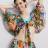 Camisas curtas com estampa tropical e laço