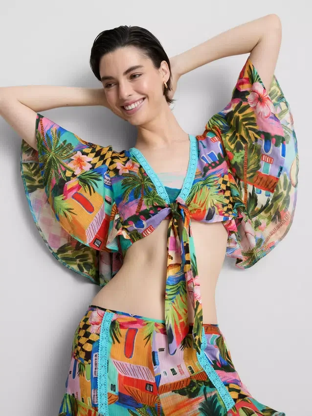 Camisas curtas com estampa tropical e laço