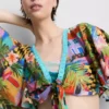 Camisas curtas com estampa tropical e laço