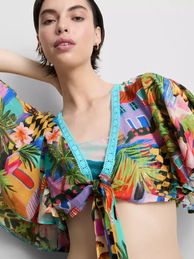 Camisas curtas com estampa tropical e laço