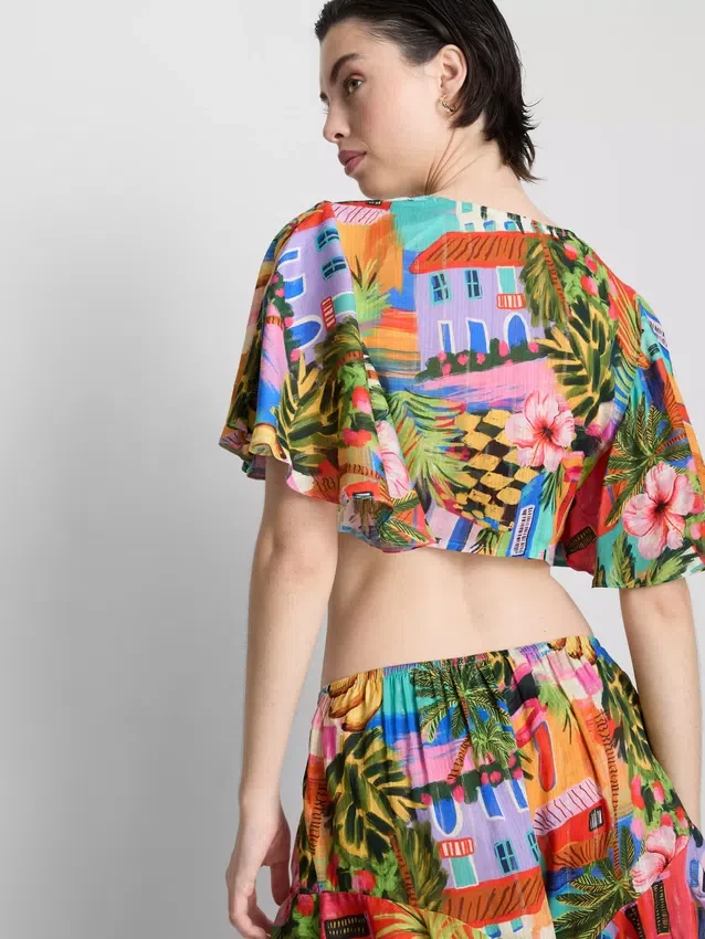 Camisas curtas com estampa tropical e laço