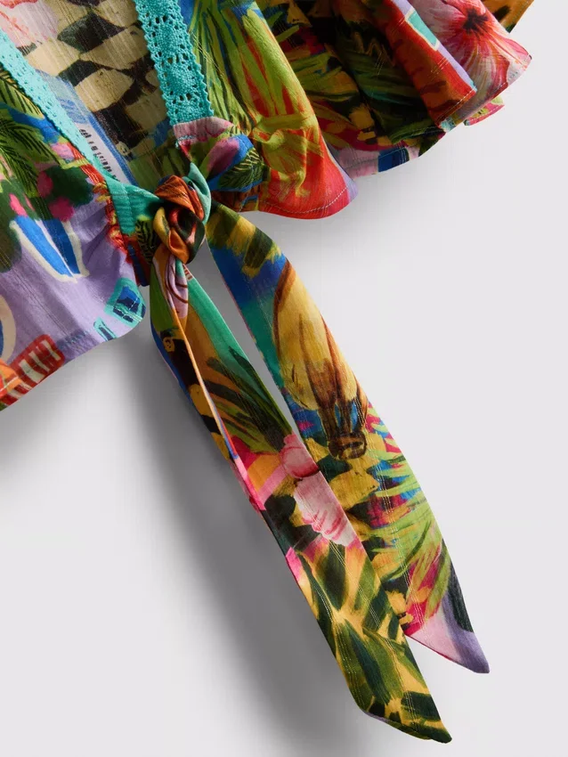 Camisas curtas com estampa tropical e laço
