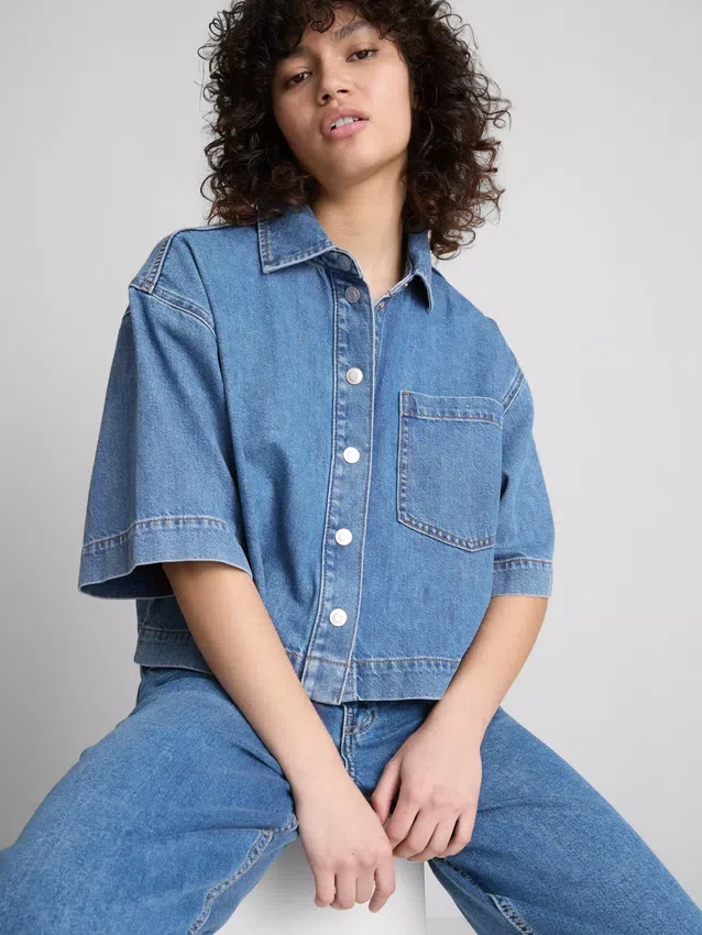 Camisas curtas e largas em ganga de algodão