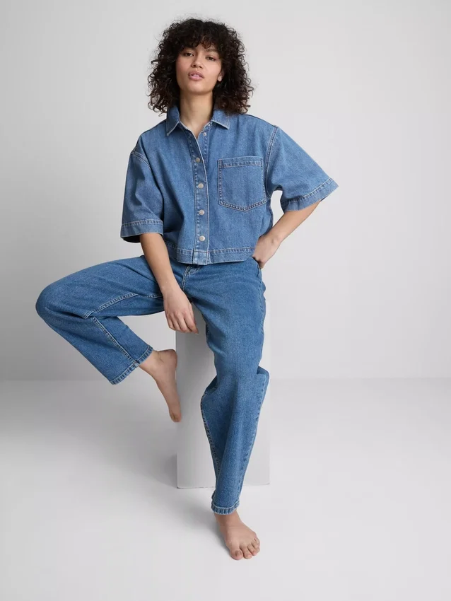 Camisas curtas e largas em ganga de algodão