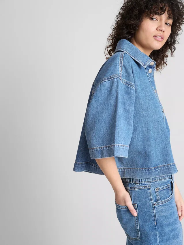 Camisas curtas e largas em ganga de algodão